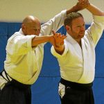 Manuel Ernot et Bertrand à l'oeuvre sur le tatami, pas de mouvements violents, pas de chutes brutales, des gestes souples comme une choréhgraphie