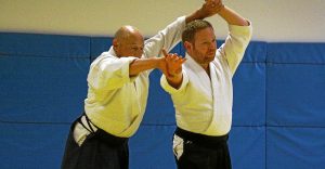 Manuel Ernot et Bertrand à l'oeuvre sur le tatami, pas de mouvements violents, pas de chutes brutales, des gestes souples comme une choréhgraphie